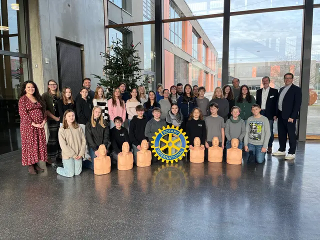 Die Schulsanitäter der RSE und ihr Betreuerteam freuen sich über die großzügige Spende von Herrn Heyde (ganz rechts und Herrn Reuter (2. v. rechts stehend) vom Rotary Club. | Foto: Michaela Grimm