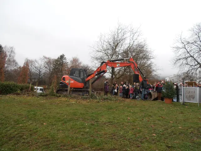 Nach vielen Jahren des Wartens ist es endlich so weit: Der Bagger steht bereit!