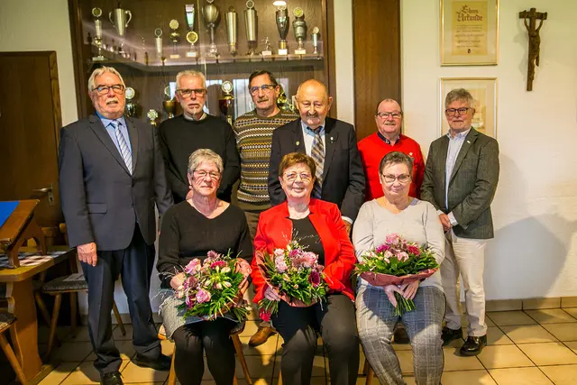 DJK Vorstand Winfried Müller (im Bild links), und BSLV Kreisvorsitzender Adolf Zerr (rechts) ehrten die Mitglieder Helmut Eck (Zweiter von links), daneben Albrecht Weiß, Erwin Ruppert und Oskar Ittinger. Die Ehefrauen der Geehrten (von links) Margit Eck, Renate Ruppert und Edeltraud Ittinger.  | Foto: Bernhard Setzer