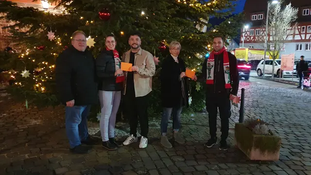 Das Bild zeigt v.l.n.r.: Bürgermeister Gernot Winter, Kim Huller (Vorstandschaft der Faschingsabteilung des TSV Großheubach), Corbinian Kirchgeßner (Leiter Kita St. Elisabeth), Monika Schaller (Leiterin Kita St. Peter) und Niklas Oettinger (stellv. Abteilungsleiter Fasching) bei der Spendenübergabe am Weihnachtsbaum vor dem Historischen Rathaus in Großheubach.  | Foto: Cordula Huller