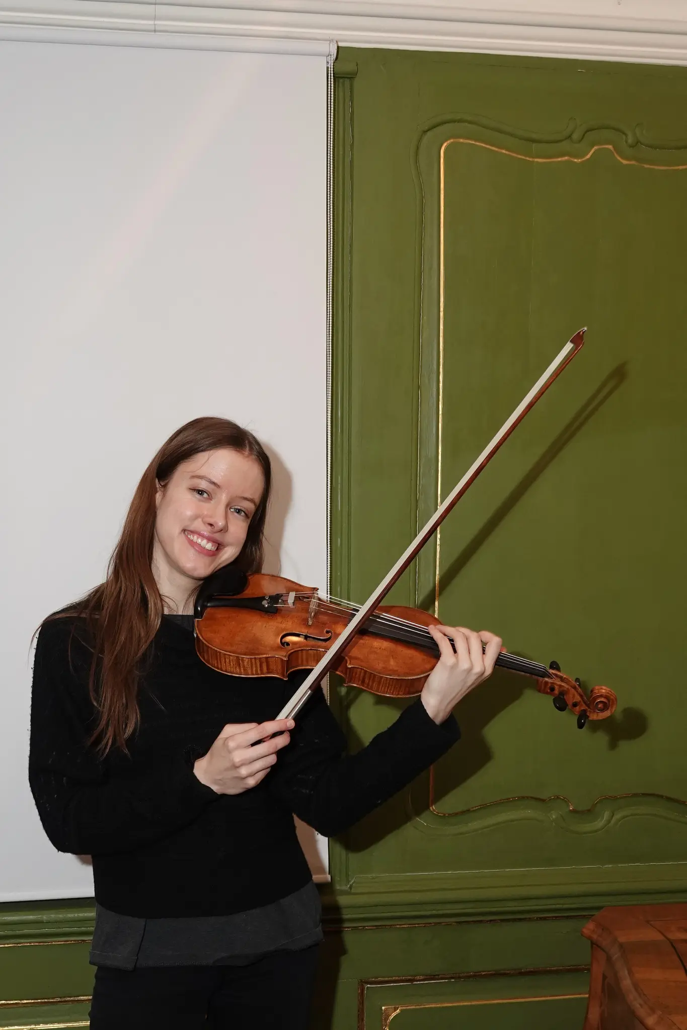 Adventskl-nge-und-Liebesnoten-Ein-Benefizkonzert-voller-Herz-und-Humor-