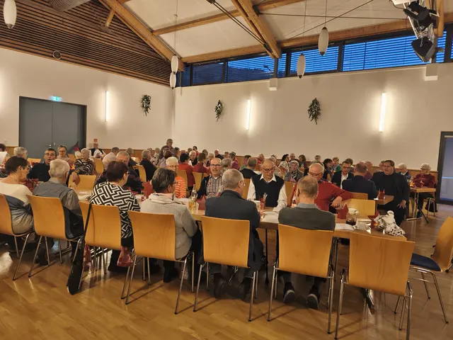 Besucherinnen und Besucher der Adventsfeier | Foto: Erika Büchler