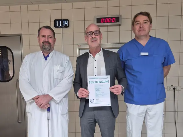 Oberarzt der Chirurgie Prof. Dr. Arnold Johannes Höppchen, Chefarzt der Chirurgie Dr. Thomas Seeböck-Göbel und der Leiter der Notaufnahme und Oberarzt der Chirurgie Gunnar Pfingsten (v.l.) freuen sich über die Weiterentwicklung zum regionalen Traumazentrum.  | Foto: Neckar-Odenwald-Kliniken 
