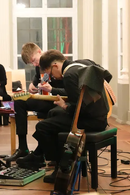 
 DuoTonell: Gitarrenflug im Advent, zwischen Poulenc-Sekt und Presti-Konfetti. 

