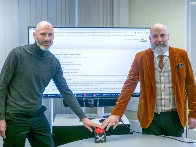 Vom 1. Januar 2026 an können Bauanträge beim Landratsamt Miltenberg auch bequem und einfach online eingereicht werden. Stellvertretender Landrat Bernd Schötterl (rechts) und Matthias Krah, Abteilungsleiter Bauwesen am Landratsamt, freuen sich über diesen neuen Service. | Foto: Winfried Zang