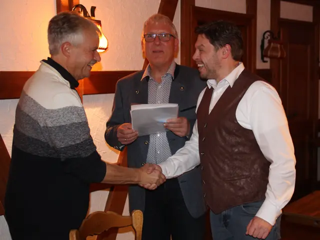 Björn Bartels überreichte Thomas Bräutigam die Urkunde für 40 Jahre Mitgliedschaft in der CSU | Foto: Hilmar Rothermich