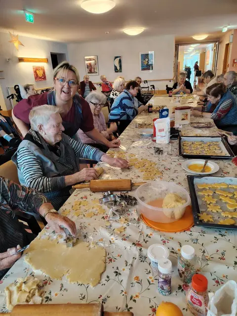 Ursula Lehrer, Betreuungskraft im ASB-Haus in Buchen, beim Plätzchenbacken mit den Seniorinnen und Senioren. | Foto: ASB Region Heilbronn-Franken