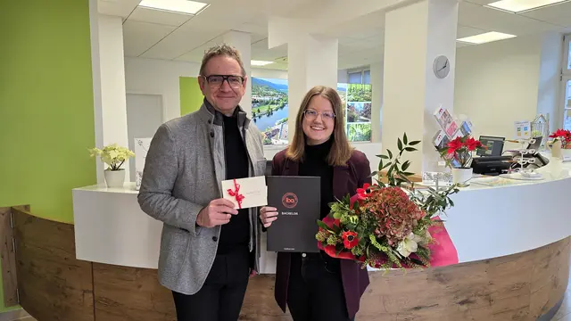 Bürgermeister Bernd Kahlert mit Bachelorabsolventin Dorothea Schlegel von der Tourismusgemeinschaft DREI AM MAIN. | Foto: Evelyn Bosche