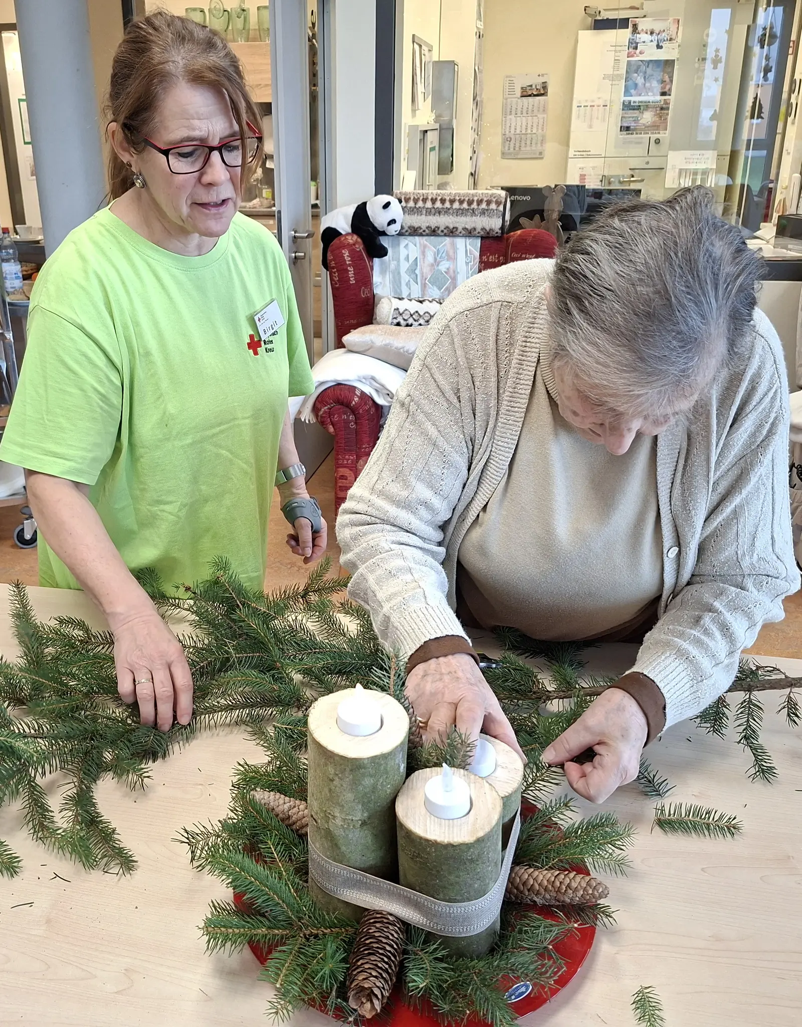 Adventsgesteck-in-der-BRK-Tagespflege-Sonnenschein