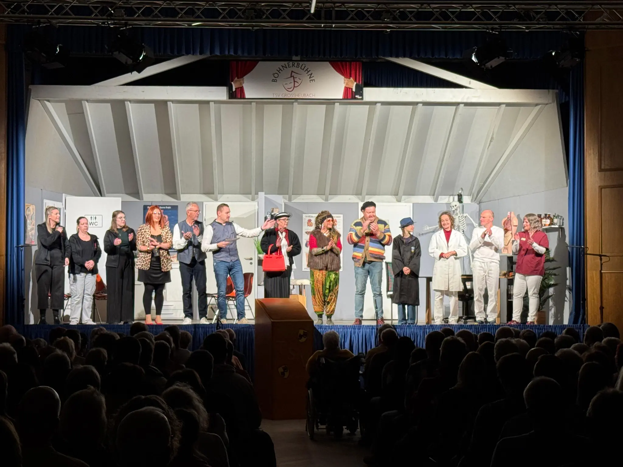 B-hnerb-hne-begeistert-mit-turbulenter-Boulevardkom-die-Schmerz-lass-nach-