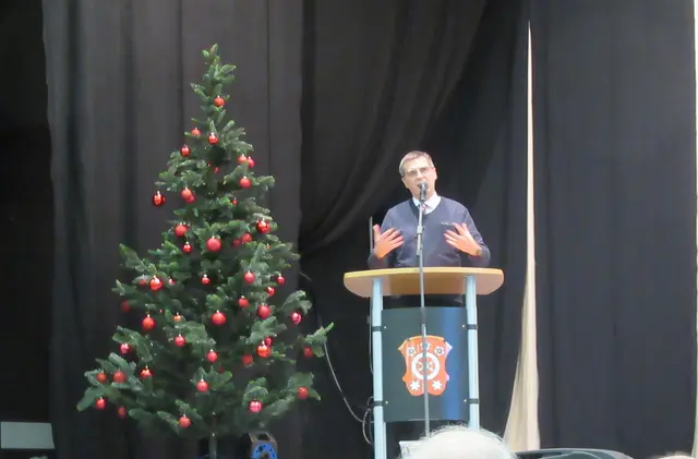 Bürgermeister Siegfried Scholtka bei seinem "letzten Grußwort" an die Senioren | Foto: Friedrich Frank