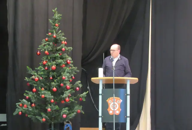 Pfarrer Matthias Rettinger der "symbolischen Kerze" | Foto: Friedrich Frank