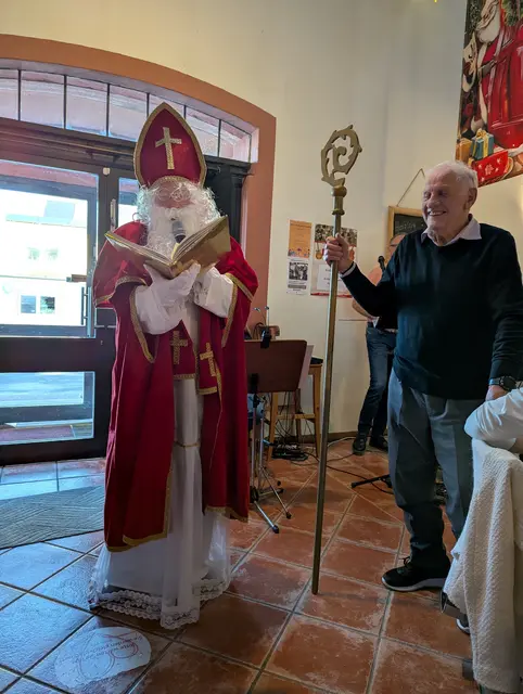 Der Nikolaus liest aus seinem goldenen Buch. Hugo Wetzelsberger assistiert als Stabhalter. | Foto: Foto: Peter Hörst