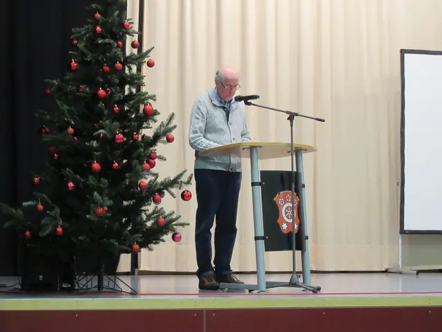 Werner Schmitt bei seinen Erinnerungen, wie Weihnachten früher war | Foto: Friedrich Frank