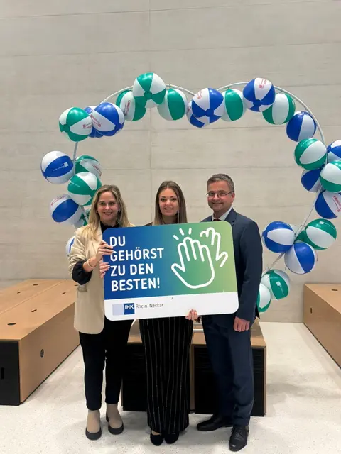 Ausbildungsleiterin Sanja Schierbauer-Meidel gratuliert Michelle Ehrmann gemeinsam mit Geschäftsführer Harald Löffler (v. l.) zum erfolgreichen Ausbildungsabschluss als Prüfungsbeste. 

 | Foto: Neckar-Odenwald-Kliniken