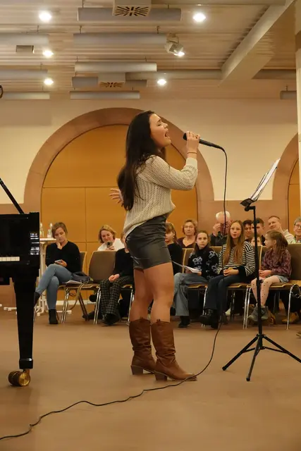 Gesangs-Pop „Mary did you now“ von Jouline Zaidan aus der Klasse Sonja Freitag, die auf dem Klavier begleitete. 