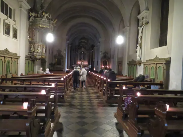 Vor dem Gottesdienst in der Klosterkirche Miltenberg war die elektrische Beleuchtung noch eingeschaltet | Foto: Nina Reuling
