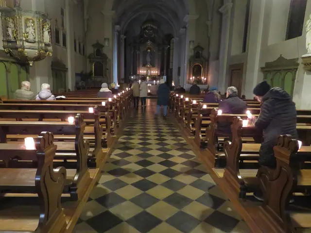 Vor Beginn des Gottesdienstes in der Klosterkirche Miltenberg war das elektrische Licht noch an | Foto: Nina Reuling