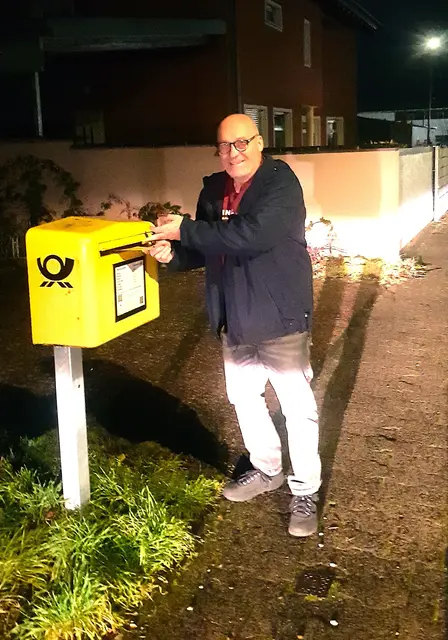 Kreisvorsitzender der ÖDP Wolfgang Winter beim Einwurf der Unterstüzungsunterschriften für eine bessere Krankenhausversorgung/planung. | Foto: Marvin Cole