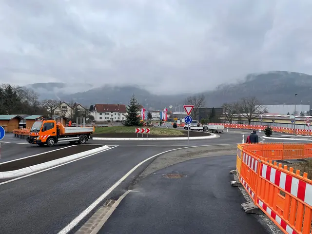 Der Kreisel ist nicht nur ein technisches Bauwerk, sondern ein Symbol für Verbindung und Bewegung. Wer ihn erleben möchte, sollte ihn nicht nur mit dem Auto befahren, sondern auch über die Rad- und Fußgängerbrücke in Augenschein nehmen. Von dort eröffnet sich ein neuer Blick auf das Miteinander der Gemeinden, auf die Dynamik des Verkehrs und auf die Zukunftsfähigkeit der Region. Ein Bauwerk, das zum Hinschauen, Mitgehen und Mitfahren einlädt. 