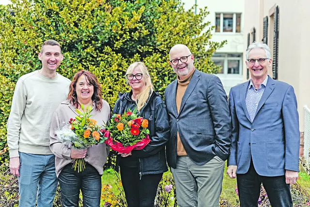 Doppeljubiläum im News Verlag Miltenberg: Bianka Westermann (2. v. l.) und Jutta Schwarz (Mitte) können auf 25 Jahre Verlagszugehörigkeit zurückschauen. Es gratulieren Unternehmensbereichsleiter André Rüttiger (1.v.l.), Verkaufsleiter Bernd Hoffmann (2.v.r.) und Geschäftsführer Charles Henri Rüttiger (ganz rechts).  | Foto: news creativ