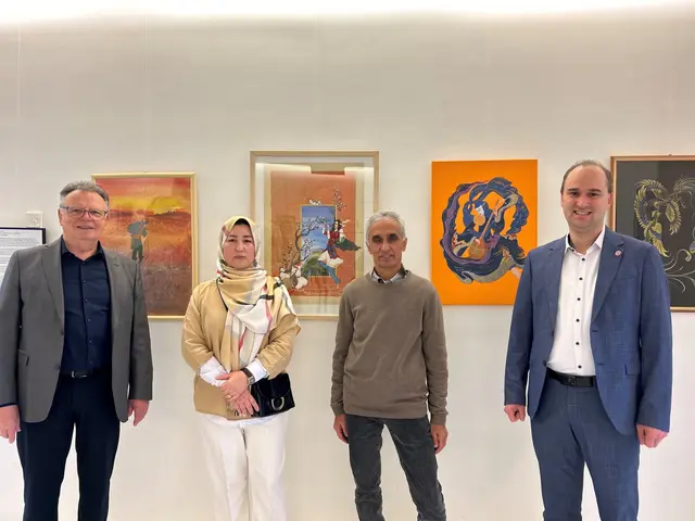 v.l.n.r.: Norbert Elbert, Masiumeh Mirzaei, Temor Yusufu und der Bürgermeister Markus Krebs | Foto: Markt Sulzbach a.Main