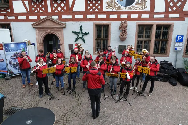 Due Stadtkapelle Freudenberg am Main spielte besinnliche und fröhliche Weisen. 