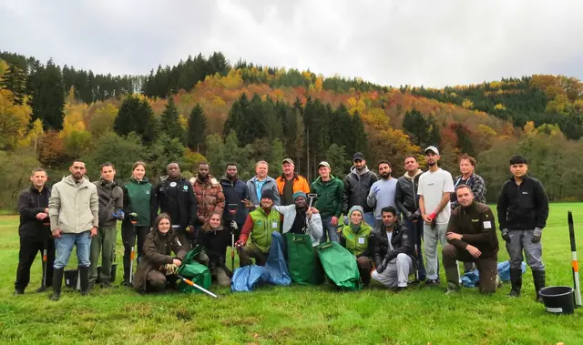 Dank einer Mischung aus ehrenamtlicher, freiwilliger und unentgeltlicher Hilfe konnte das Wasserkreuzkraut im Sinngrund auch in 2025 erfolgreich bekämpft werden. | Foto: Heinz Scheid