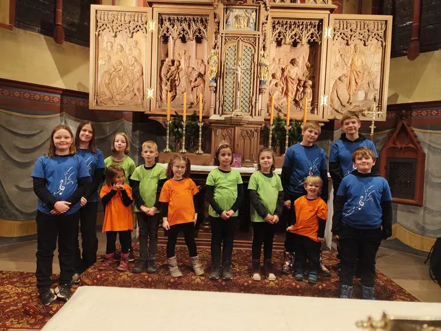Vor dem Adventsliedersingen am Jugendheim trat der Kinderchor "Little Butterflies" beim Adventskonzert des Musikvereins Großheubach in der Pfarrkirche auf. | Foto: Susanne Flicker