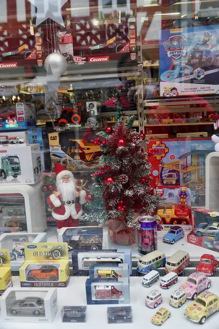 Allmählich beginnt der Endspurt bei der Besorgung von Weihnachtsgeschenken und beim Organisieren der letzten Vorbereitungen für das Fest. Die Einkaufsstraßen sind festlich geschmückt und überall herrscht geschäftiges Treiben, während die Menschen auf der Suche nach passenden Präsenten für ihre Liebsten sind. Zwischen Geschenkpapier, Lichterglanz und dem Duft von Lebkuchen wächst die Vorfreude auf besinnliche Feiertage im Kreise der Familie und Freunde.
In dieser besonderen Zeit gilt es, nicht nur an materielle Geschenke zu denken, sondern auch kleine Gesten der Wertschätzung und Zeit miteinander zu verschenken. So wird Weihnachten zu einem Fest der Liebe, des Miteinanders und der Dankbarkeit.
