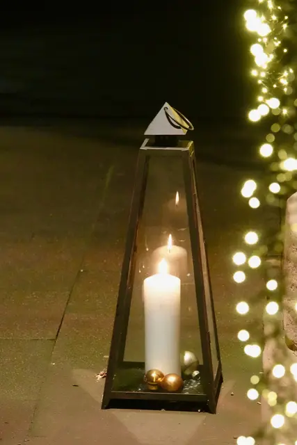 BU: Friedenslicht – Hoffnung „to go“. 

Ein besonderer Höhepunkt war und ist aktuell die Austeilung des Friedenslichtes. Die Besucher waren und sind im Advent eingeladen, das kleine, aber kraftvolle Licht mit nach Hause zu nehmen – als sichtbares Zeichen der Hoffnung und Gemeinschaft, das auch den Alltag erhellen soll. Foto(s)  Roland Schönmüller