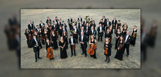 Die Französische Kammerphilharmonie spielt unter Dirigent Philipp van Buren das Neujahrskonzert im Bürgerzentrum Elsenfeld.  | Foto: © Stefan Gloede