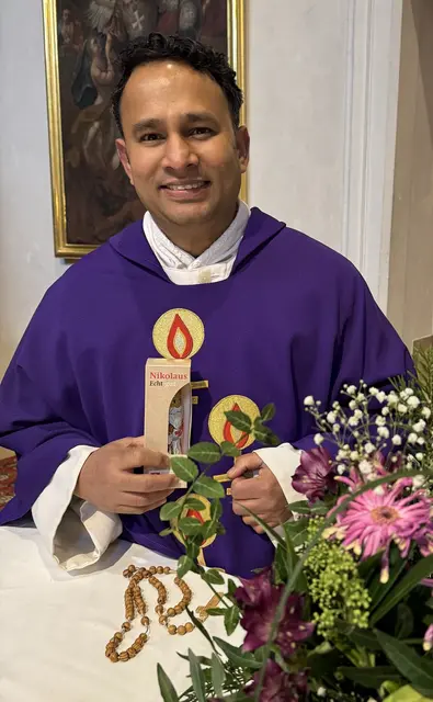 Pater Nelson mit dem "echten Nikolaus" vom Bonifatiuswerk | Foto: privat