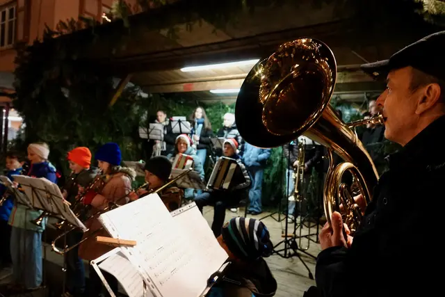 Musik 
Weihnachtslieder begleiten die Adventszeit und stimmen auf das Fest ein. Ob „Stille Nacht“ oder fröhliche Klassiker – Musik verbreitet Freude und festliche Stimmung. In Kirchen und auf Weihnachtsmärkten finden Konzerte und gemeinsames Singen statt. Viele Familien singen an Heiligabend zusammen am Weihnachtsbaum. Auch Instrumentalstücke wie Weihnachtsoratorien haben ihren festen Platz. Die Musik verbindet die Menschen und schafft unvergessliche Erinnerungen. 
