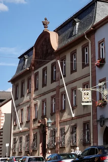 Wandel, Wert und Widerstand.
 
Der Justizumzug von Miltenberg nach Obernburg ist mehr als ein Ortswechsel. Er ist ein Spiegelbild gesellschaftlicher Dynamik, ein Streit zwischen Bewahren und Erneuern, zwischen Pragmatik und Emotion. Während die Akten in neuen Regalen ruhen, bleibt die Suche nach Identität und Bürgernähe bestehen. 
Die einstige Justizreform unter Stoiber hat den Landkreis verändert – mit Gewinnern und Verlierern, mit neuen Wegen und alten Fragen. Die Geschichte schreitet voran, doch Miltenberg wird sich noch lange an jene Tage erinnern, als Justitia ihren Standort wechselte und ein Kapitel zu Ende ging.