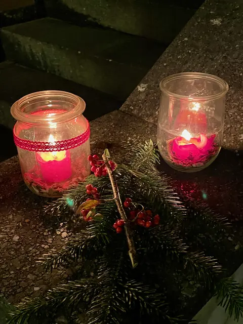 BU: Friedenslicht – Hoffnung „to go“. 

Ein besonderer Höhepunkt war und ist aktuell die Austeilung des Friedenslichtes. Die Besucher waren und sind im Advent eingeladen, das kleine, aber kraftvolle Licht mit nach Hause zu nehmen – als sichtbares Zeichen der Hoffnung und Gemeinschaft, das auch den Alltag erhellen soll. Foto(s)  Roland Schönmüller
