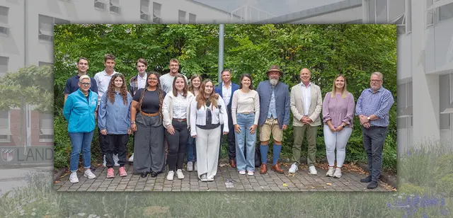 Die neuen Auszubildenden mit Ausbildungsleiterin Martina Wolfstädter (links vorne) und Stellvertreter Jonas Bischoff (links hinten) sowie (von rechts) Kai Strüber (Abfallwirtschaft), Alica Hofert (designierte Bereichsleiterin Personal), dem Personalratsvorsitzenden Andreas Herkert und stellvertretendem Landrat Bernd Schötterl.  | Foto: © Winfried Zang