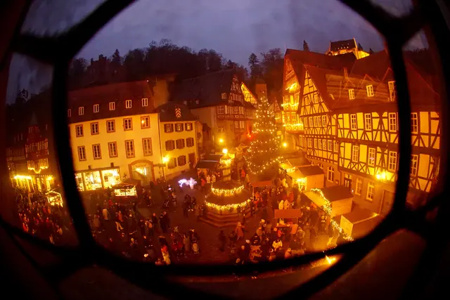 Weihnachtsmarkt
Weihnachtsmärkte locken mit Glühwein, gebrannten Mandeln und festlicher Stimmung. Sie sind beliebte Treffpunkte im Advent, laden zum gemütlichen Bummeln ein und glänzen durch ihre stimmungsvollen Lichter. Kunsthandwerk und Geschenkideen werden an den liebevoll geschmückten Ständen angeboten. Musik und Aufführungen sorgen für Unterhaltung. Für viele ist der Besuch eines Weihnachtsmarktes ein Muss in der Vorweihnachtszeit. Die besondere Atmosphäre bleibt lange in Erinnerung.