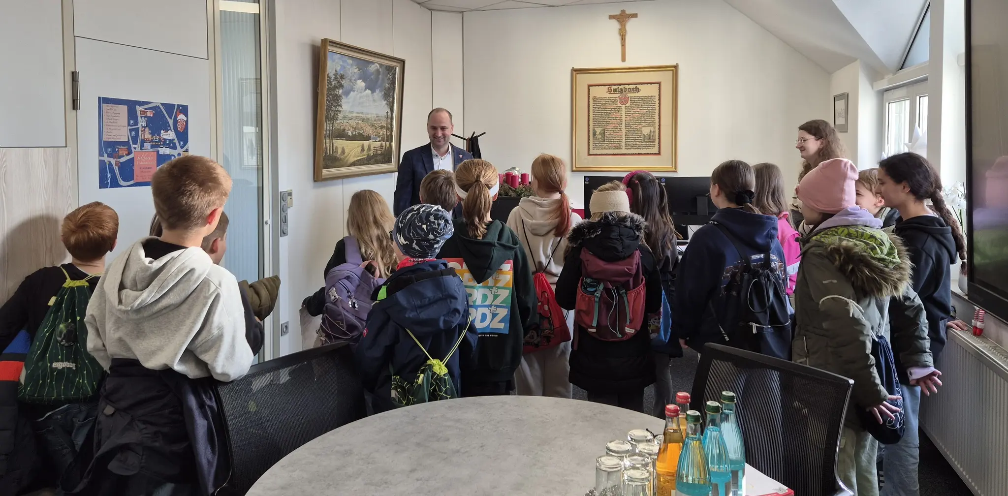 Drei-4-Klassen-zu-Besuch-im-Rathaus-Sulzbach