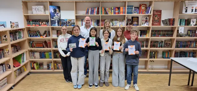 Die Jury um Schulleiter Matthias Witzel (hinten links) und Laura Brand (hinten Mitte) sowie Violetta Vogel (hinten rechts) freuen sich mit den Preisträgern um Marla Fries (3. v. links). | Foto: Simone Blank