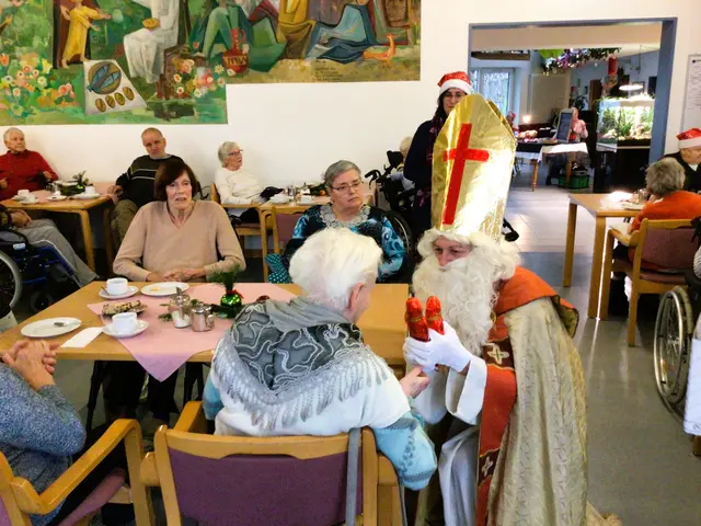 Der Nikolaus verteilt seine Gaben unter den Bewohnerinnen und Bewohnern der Rohe'schen Stiftung!  | Foto: Rohe'sche Altenheim-Stiftung