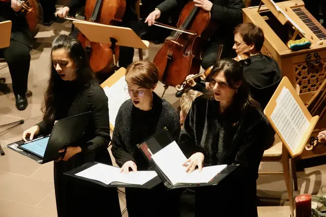 Es gibt Abende in Wertheim, an denen Musik nicht nur erklingt, sondern den Raum verwandelt. Das Adventskonzert in der Stiftskirche war ein solcher Abend. 