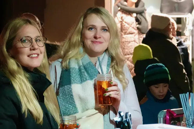 Im kulinarischen Karussell dominiert die Dreifaltigkeit aus Bratwurst, Punsch und Glühwein – ergänzt um die Exoten Käsescheiben, Trockensalami und Trockenfrüchte für Hippster und Zahnärzte. 