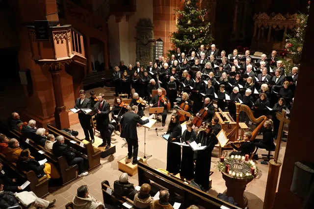 Es gibt Abende in Wertheim, an denen Musik nicht nur erklingt, sondern den Raum verwandelt. Das Adventskonzert in der Stiftskirche war ein solcher Abend. 