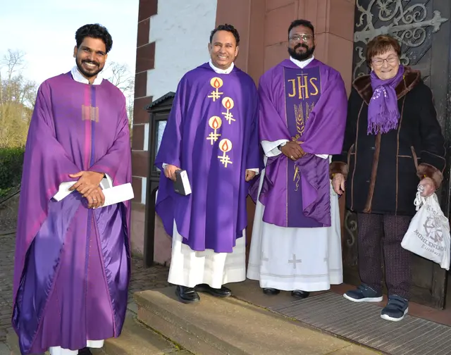 von links Pater Nidhin, Pater Nelson, Pater Akhil und eine Gottesdienstbesucherin