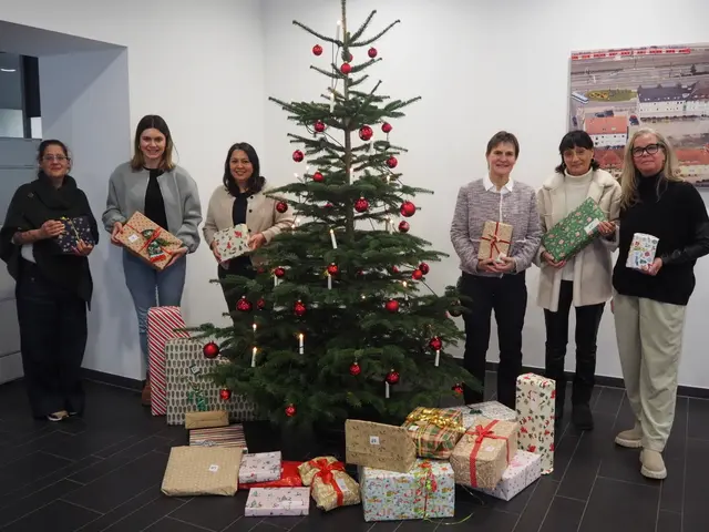 75 Geschenke übergaben Mitglieder des Serviceclubs Soroptimist International Club Mosbach kurz vor Weihnachten an das Landratsamt.

 | Foto: Landratsamt Neckar-Odenwald-Kreis
