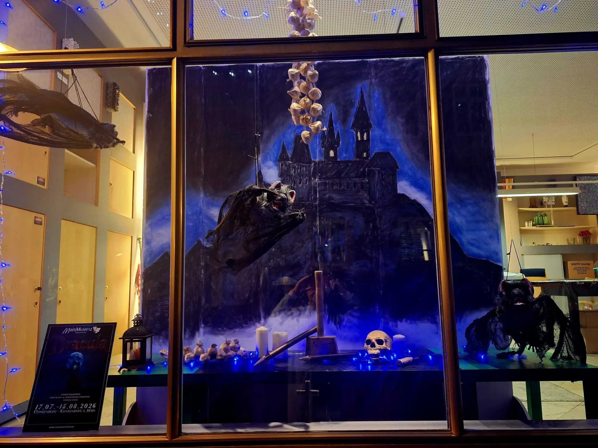 Weihnachtsfenster-erz-hlen-Musicalgeschichten-in-den-Atelierfenstern-der-Klingenberger-Altstadt