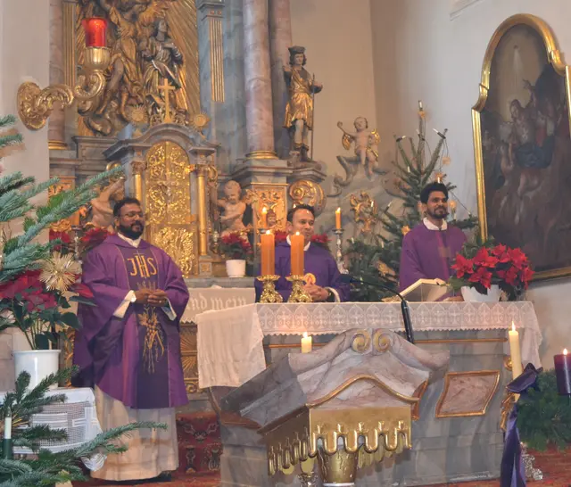 von links: Pater Akhil, Pater Nelson und Pater Nidhin