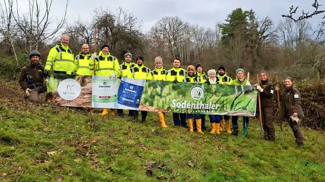 Gemeinsamer Einsatz für die Natur: Mitarbeitende von Sodenthaler, Vertretende des Naturparks Spessart e.V. und der Stadt Aschaffenburg beim Aktionstag zur Pflege der Offenlandflächen am Erbig. | Foto: Judith Schnabel