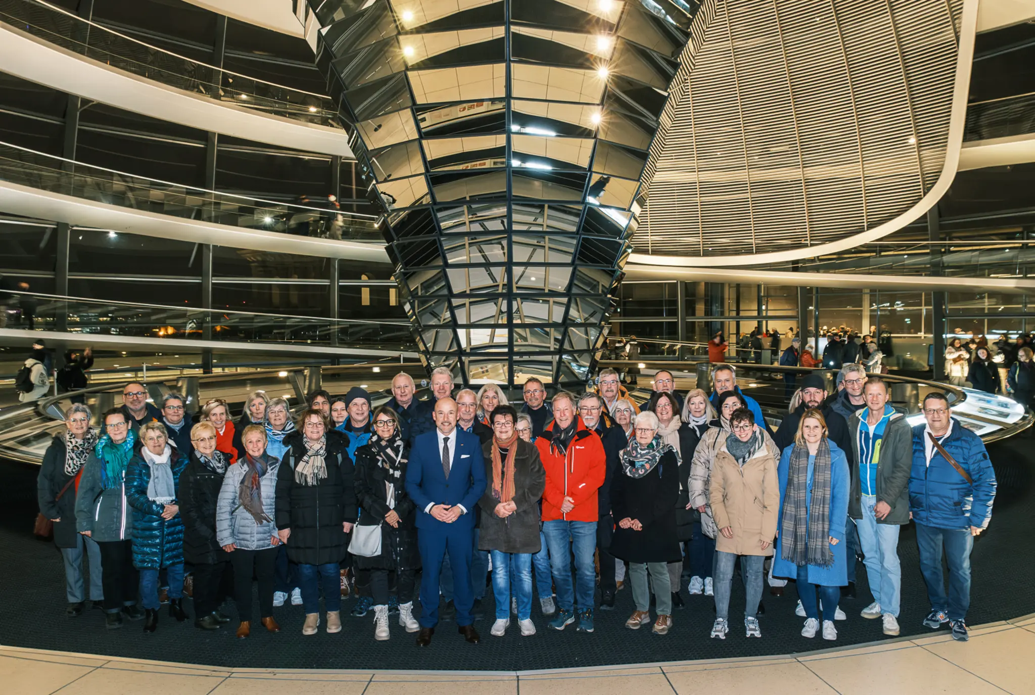 MdB-Hoffmann-begr-te-letzte-Besuchergruppe-aus-dem-Wahlkreis-im-Jahr-2025-in-Berlin